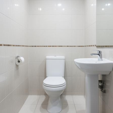 Bagno appena finito con sanitari e piastrelle pulite in un appartamento di Coccaglio